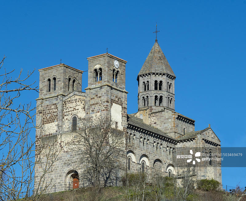 法国奥弗涅-罗纳-阿尔卑斯省，圣内塔尔的罗马式教堂，蓝天，冬天图片素材