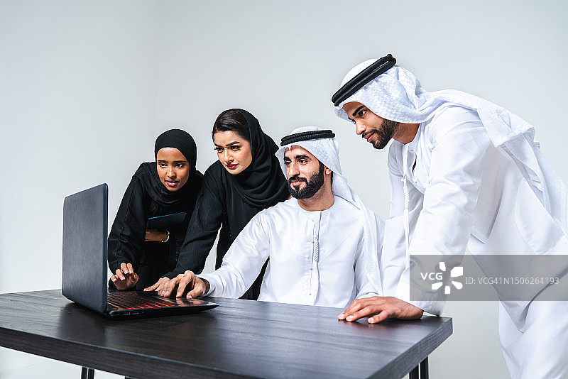 一群阿拉伯商人在阿拉伯联合酋长国的办公室里一起工作图片素材