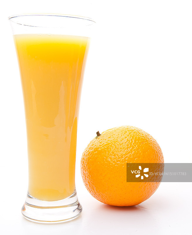 橙汁旁边放一杯橙汁图片素材