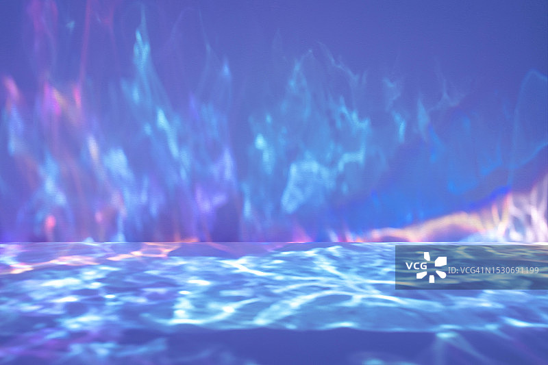 浅紫色和蓝色抽象大气海景3d舞台背景与闪电波，生动的能量爆炸，柔和的边缘和大气效果图片素材