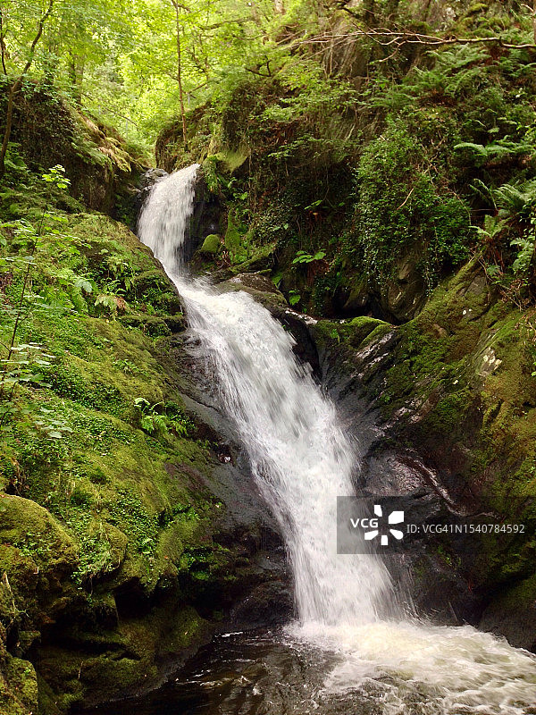 风景秀丽的瀑布在森林中，英国，英国图片素材