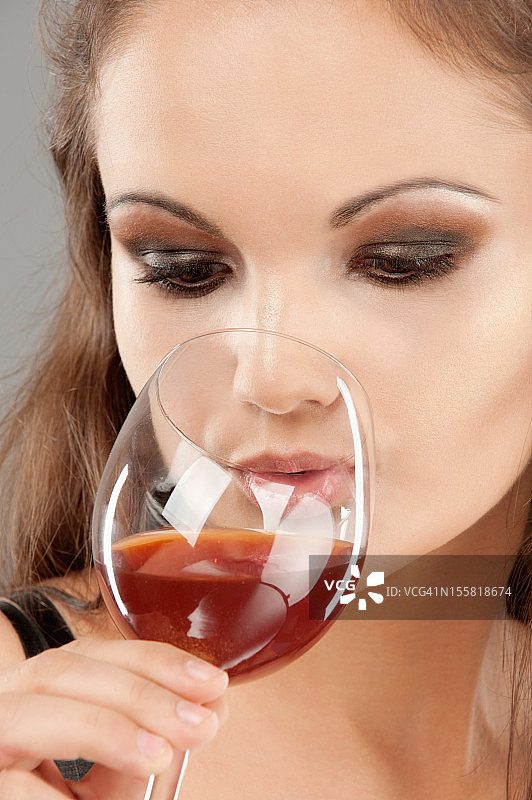 美女喝酒图片素材