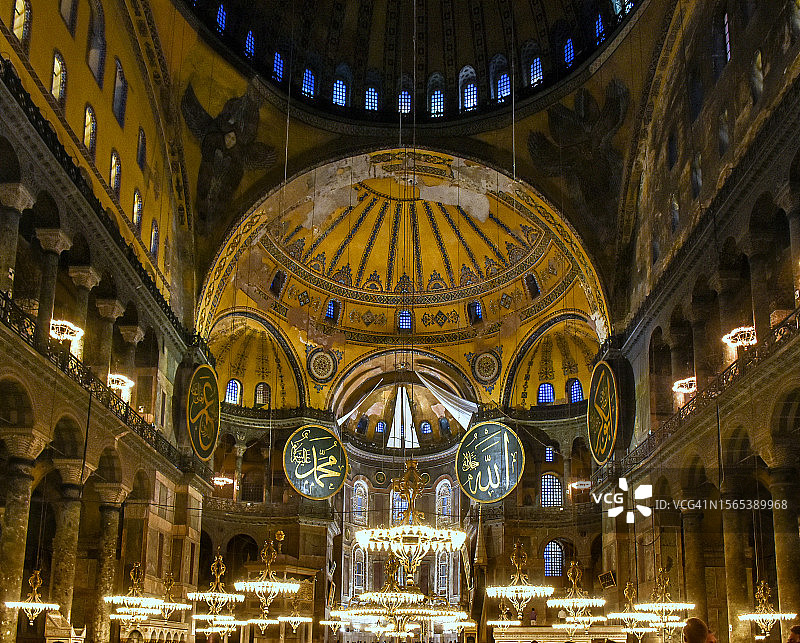 土耳其伊斯坦布尔，圣索菲亚大教堂和清真寺装饰庄严的圆顶、后殿和天花板，数十盏枝形吊灯被点亮图片素材