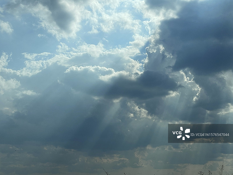 阳光穿过云层的低角度视角，纽约金沙角，美国图片素材