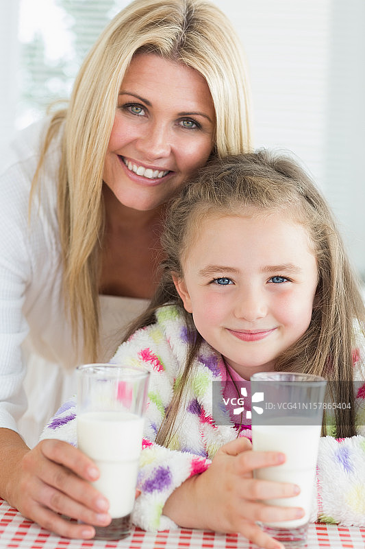 母亲和女孩喝牛奶图片素材