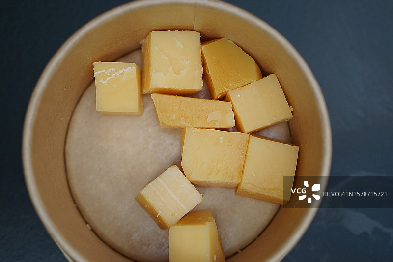 餐桌上碗中的奶酪的高角度视图图片素材