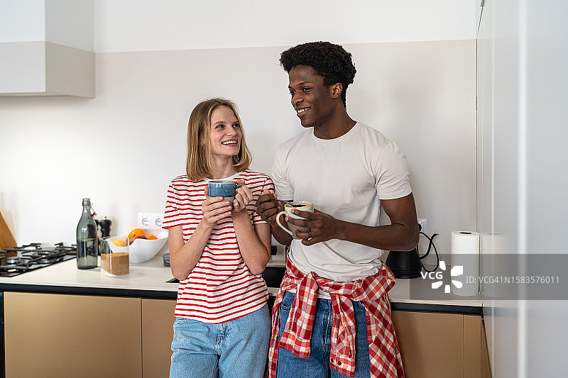 年轻、幸福、相爱的多元夫妻早上在厨房聊天图片素材