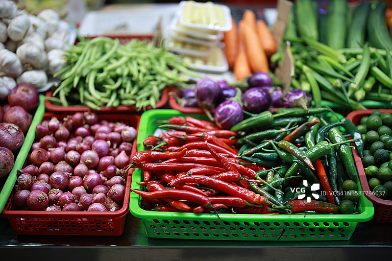 水果和蔬菜整齐地陈列在亚洲市场的摊位上。图片素材