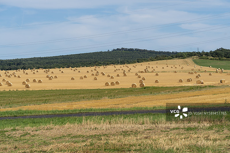 夏日的阳光下，匈牙利山坡上的稻草捆图片素材
