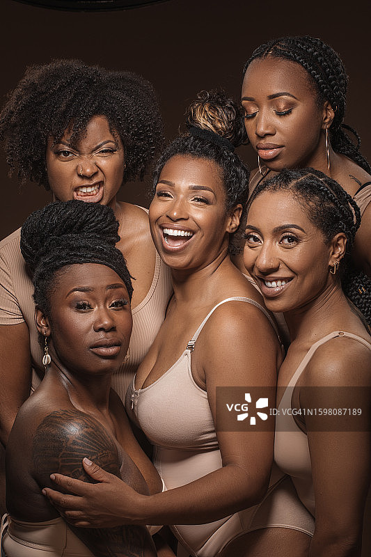 五名美丽的成年多元黑人女性一起摆姿势拍照图片素材