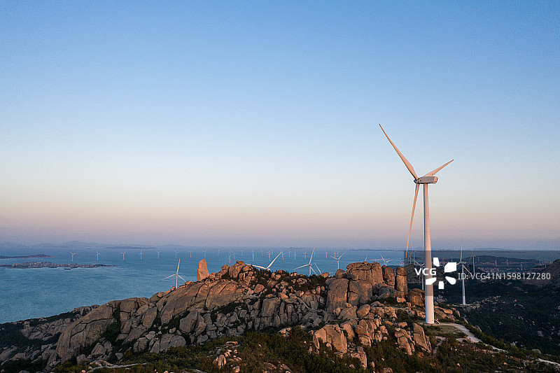 在海滨、海岸线上进行风力发电图片素材