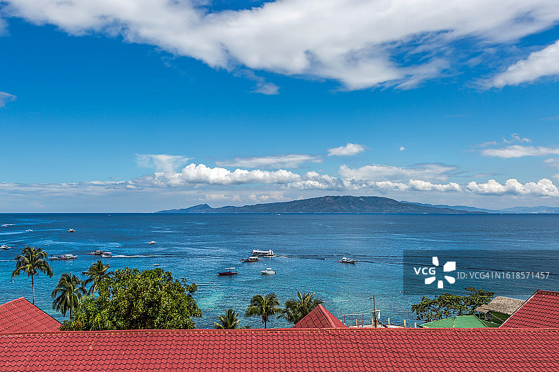 菲律宾民都洛岛，加莱拉港，哈利吉海滩，在海上停泊的船只的屋顶视图图片素材