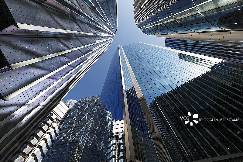 在伦敦金融区仰望城市摩天大楼图片素材