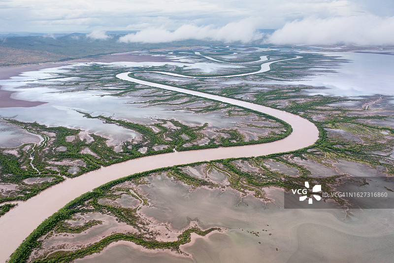 在潮湿的季节，国王河蜿蜒流向剑桥湾的西臂，从空中拍摄，温德姆，西澳大利亚，澳大利亚图片素材