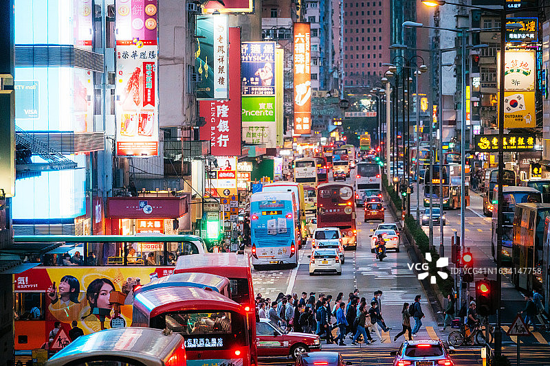 香港弥敦道拥挤的街道和人行横道图片素材
