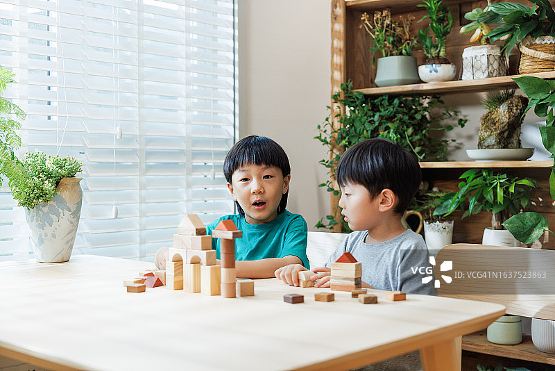 亚洲男孩玩积木玩得很开心图片素材