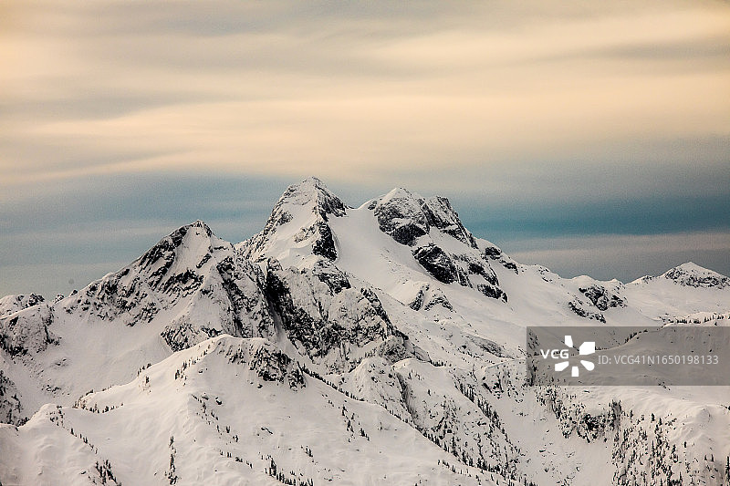 冬季风暴过后，白雪覆盖的山峰景色优美图片素材