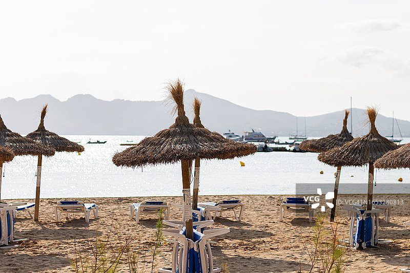 沙滩椅和带伞的西班牙海滩图片素材