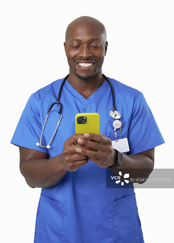医生看着手机图片素材