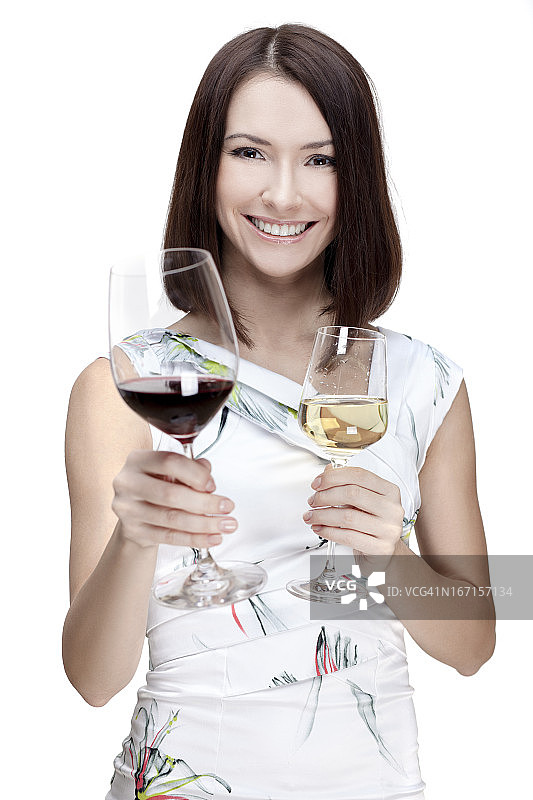 一个漂亮女人的肖像，拿着酒杯，喝着红葡萄酒和白葡萄酒图片素材