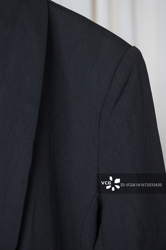 黑色聚酯织物纺织背景纹理运动夹克。图片素材