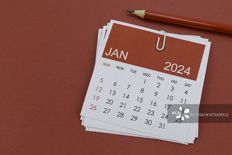 台历2024:一月日历，用红铅笔在红纸底上规划日常工作和生活。图片素材