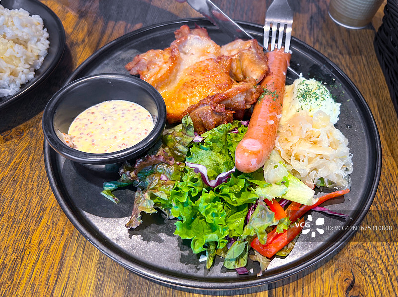 脆脆啤酒罐头鸡组合Teishoku，供应于品川Ekimae的德国餐厅图片素材