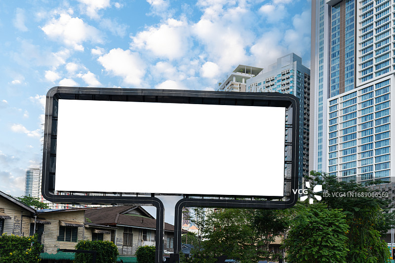 空白的广告屏映衬着柔软的蓝天图片素材