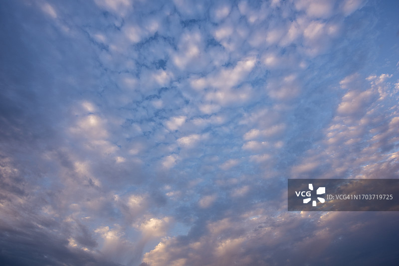云的类型-神奇的云在日落对蓝色狡猾图片素材