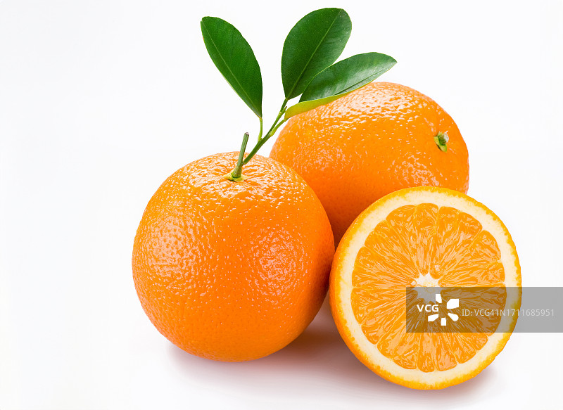 两个完整的橙子和半个橙色水果在白色的背景。图片素材