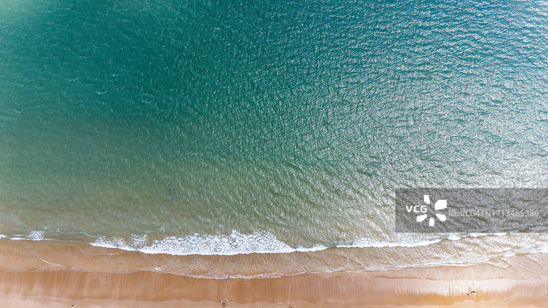高角度的俯瞰蓝色的海水和海滩图片素材