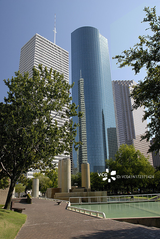 现代城市摩天大楼横跨公园图片素材