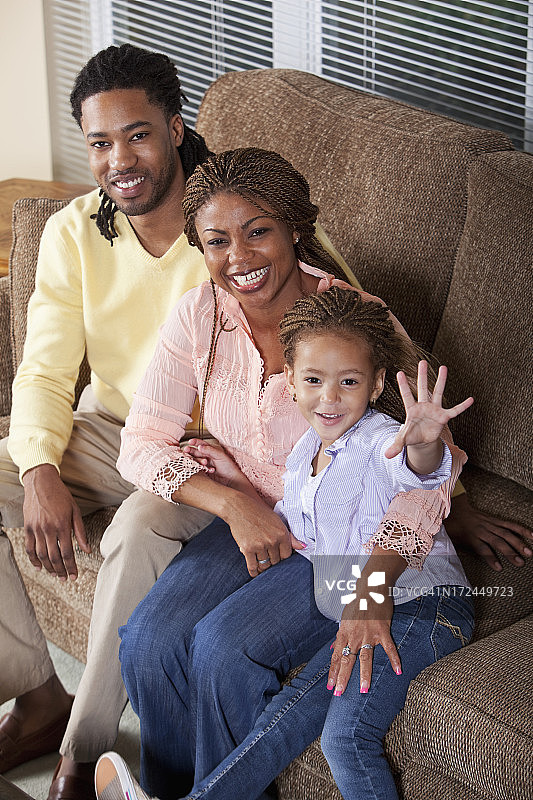 一个非裔美国家庭坐在沙发上图片素材