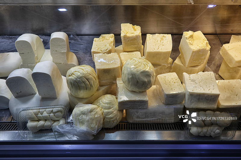 市场上奶酪和黄油的高角度照片。图片素材