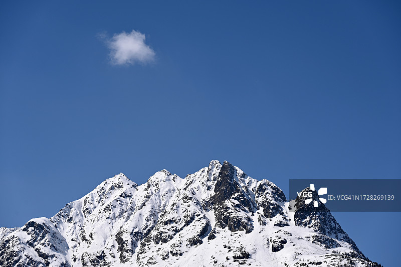 低角度的雪山对蓝天的看法图片素材