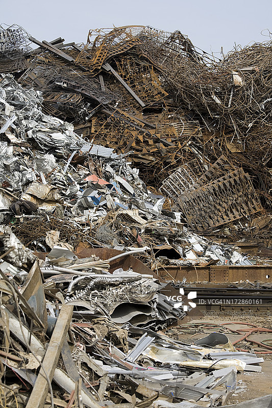 一堆堆生锈的废金属;循环再造及环境保育图片素材