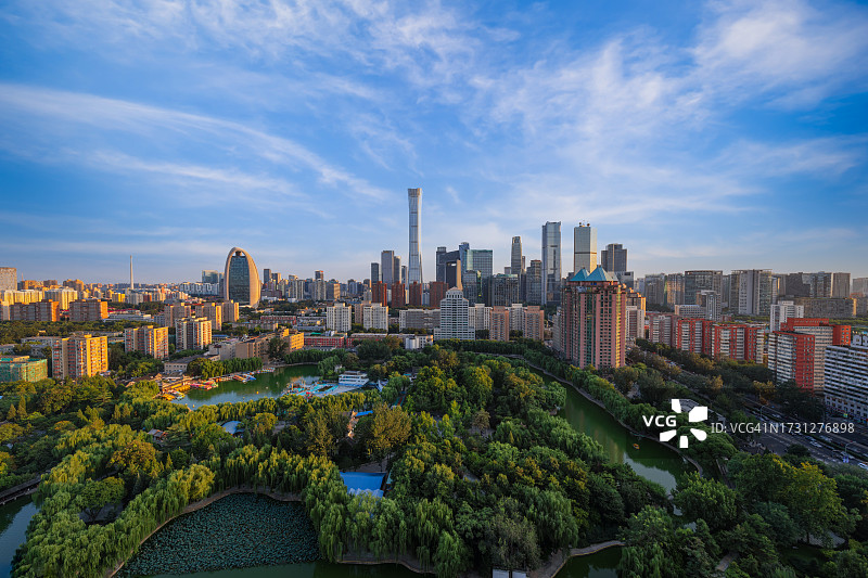 蓝天白云下的北京天际线图片素材