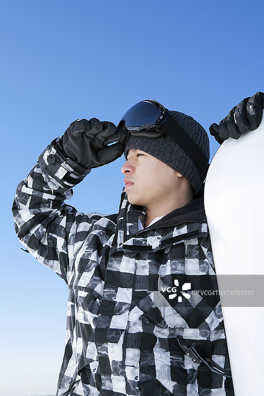 男滑雪板对着蓝天图片素材