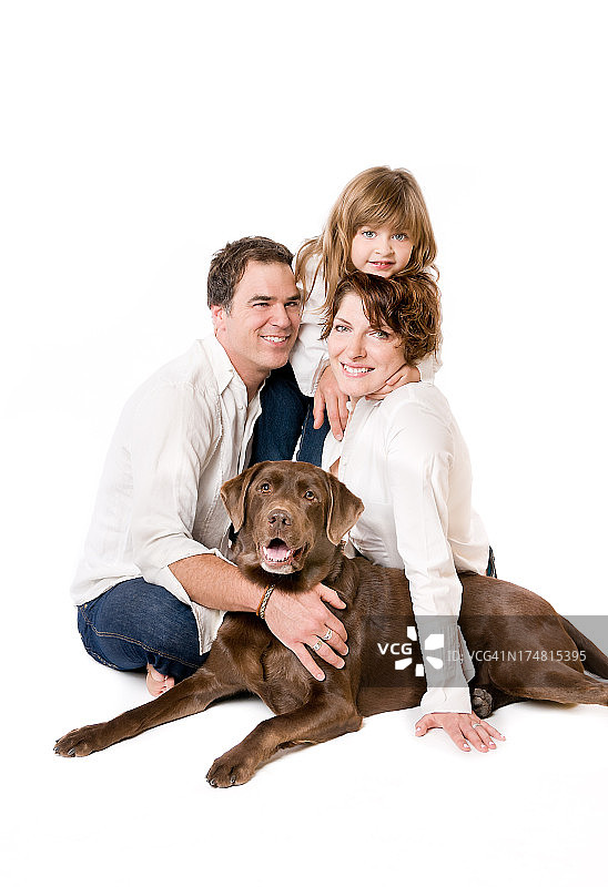 快乐的家庭和可爱的巧克力拉布拉多寻回狗图片素材