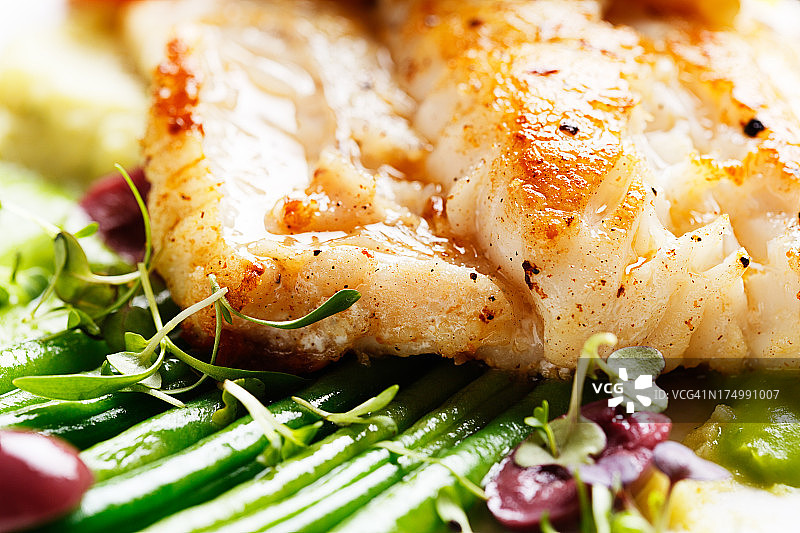 青豆烤白鱼:健康，低碳水化合物，美味图片素材