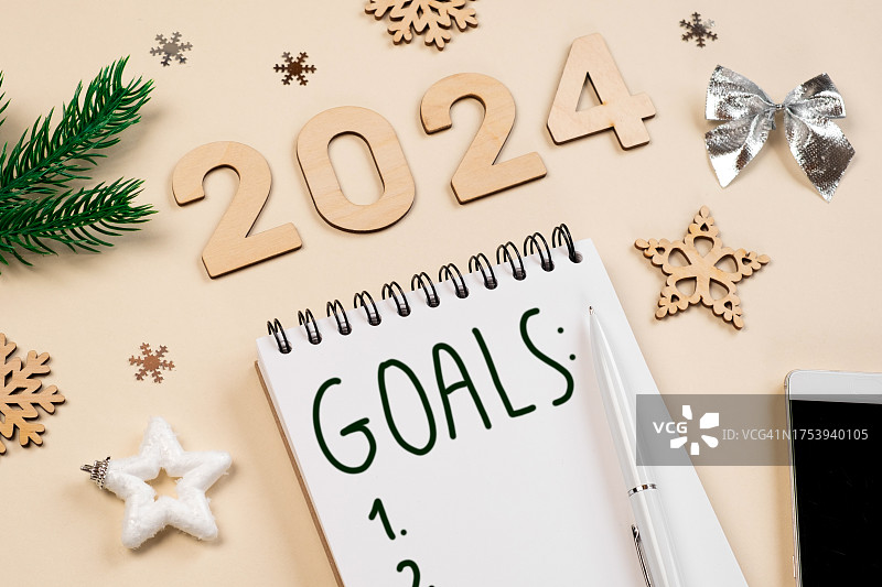 新年目标是2024年。待办事项清单。假日装饰的空笔记本。前视图。制定计划，解决方案。新生活，创业，开始概念。经营理念。目标，行动，清单图片素材