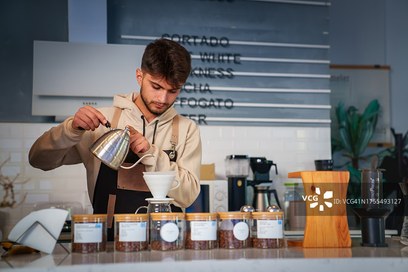 年轻的咖啡师在Chemex煮咖啡图片素材