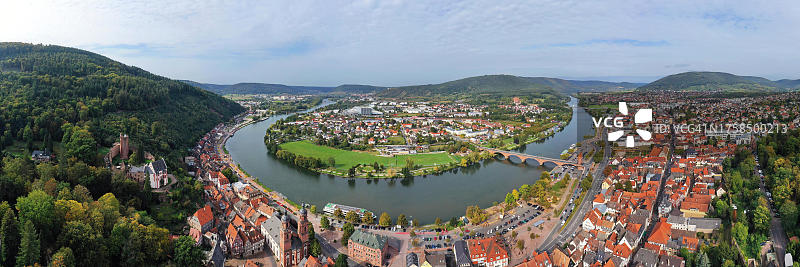 米腾堡在美因河上的鸟瞰图，可以看到美因桥和茨威林斯托尔。米尔滕贝格，下弗朗哥尼亚，巴伐利亚，德国图片素材
