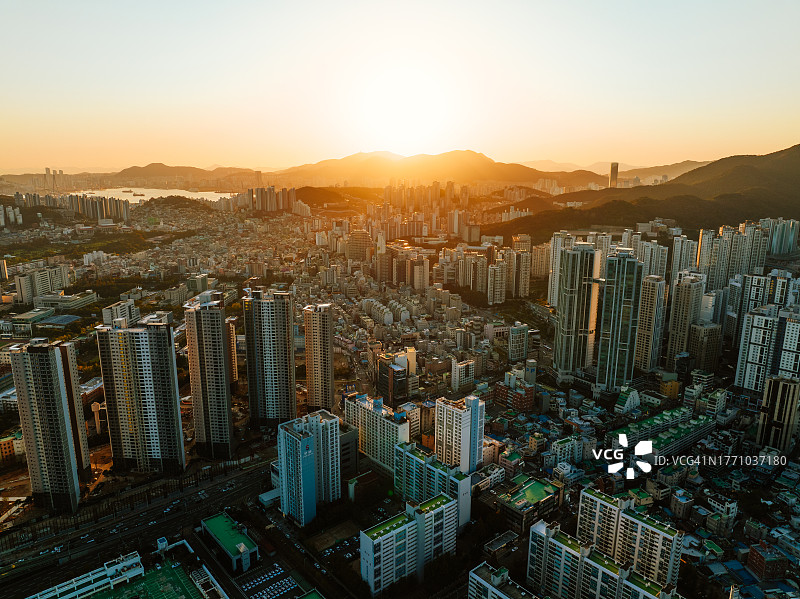 日落时分的釜山市天际线图片素材