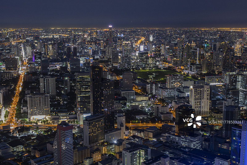 泰国曼谷，夜晚，从高角度观看灯火通明的城市建筑图片素材