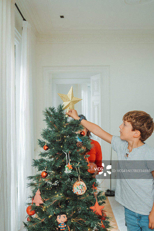 快乐的家庭装饰圣诞树图片素材