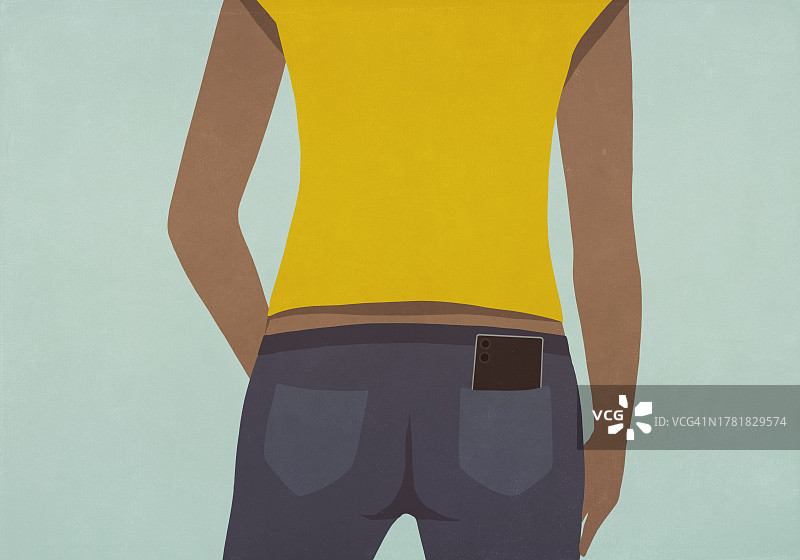 智能手机在穿着牛仔裤的年轻女子的后口袋里图片素材