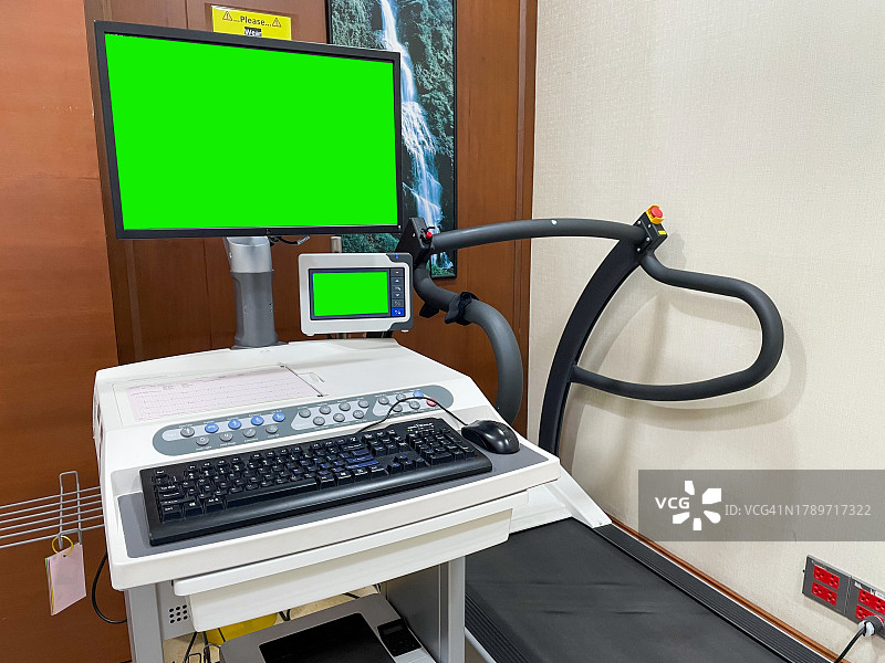医院医疗保健诊断设备绿屏带跑步机健身测试图片素材