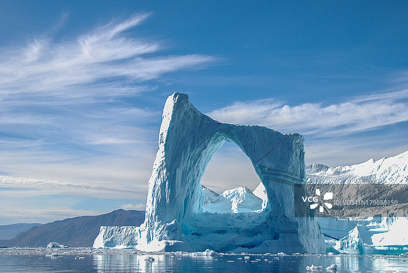 格陵兰岛的拱形冰山图片素材