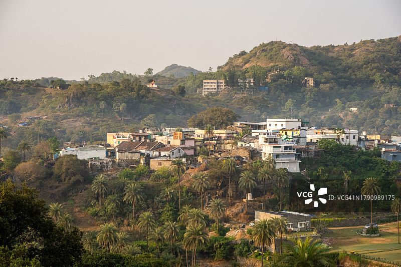 印度拉贾斯坦邦阿布山的群山之外的阿布山城图片素材